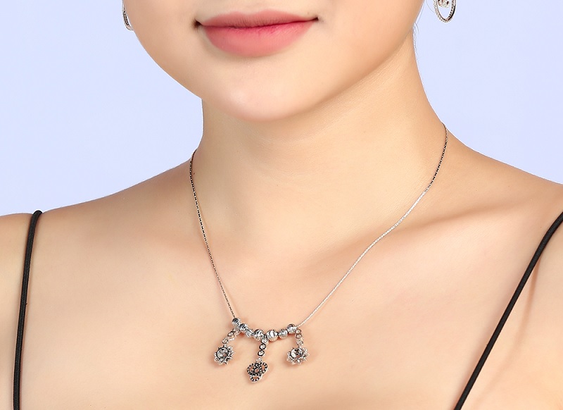 D&acirc;y chuyền h&igrave;nh hoa nữ t&iacute;nh